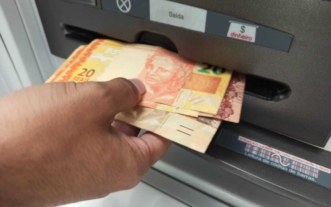 Salário mínimo de R$ 1.412 passa a valer a partir desta segunda-feira