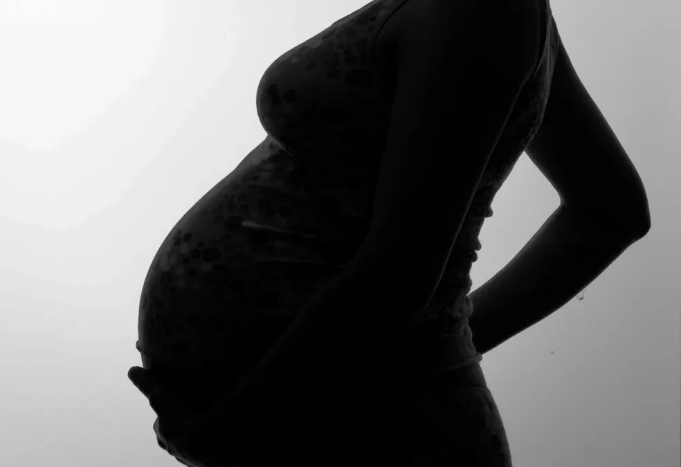 INSS alerta que salário-maternidade pode ser pedido gratuitamente e sem intermediários; veja como