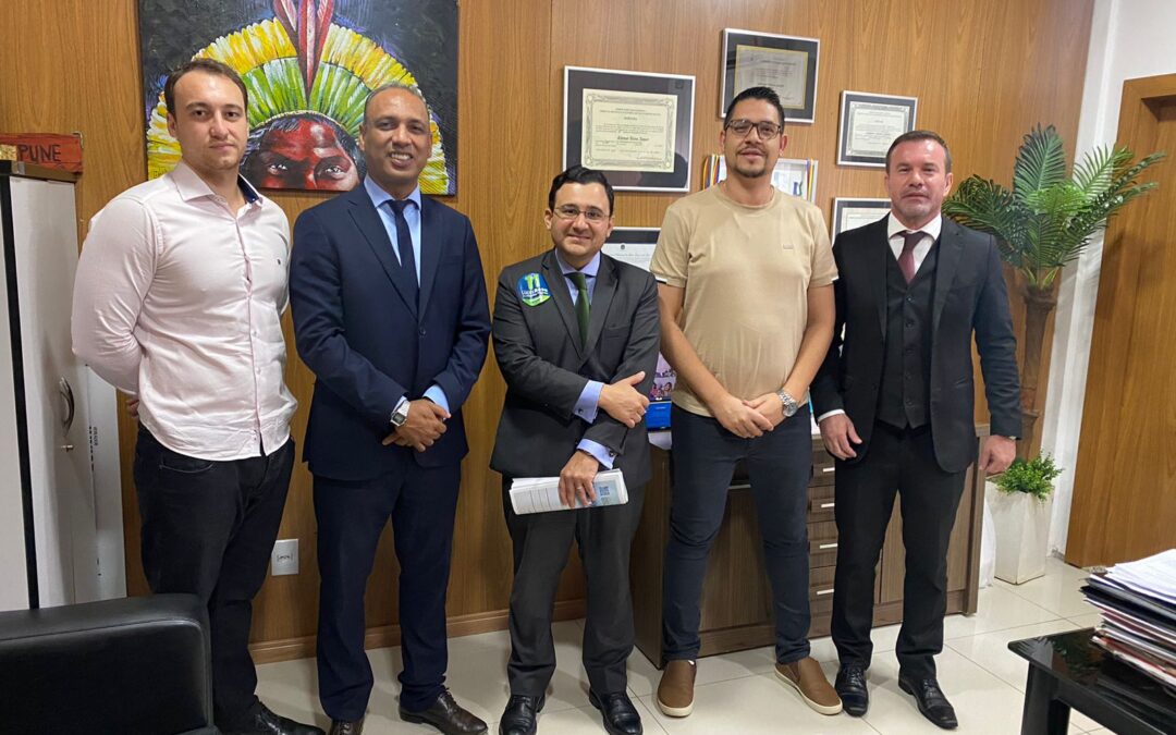 Vereador Junior Coringa Recebe Candidato à Presidência da OAB-MS, Advogado Lucas Rosa, em seu Gabinete