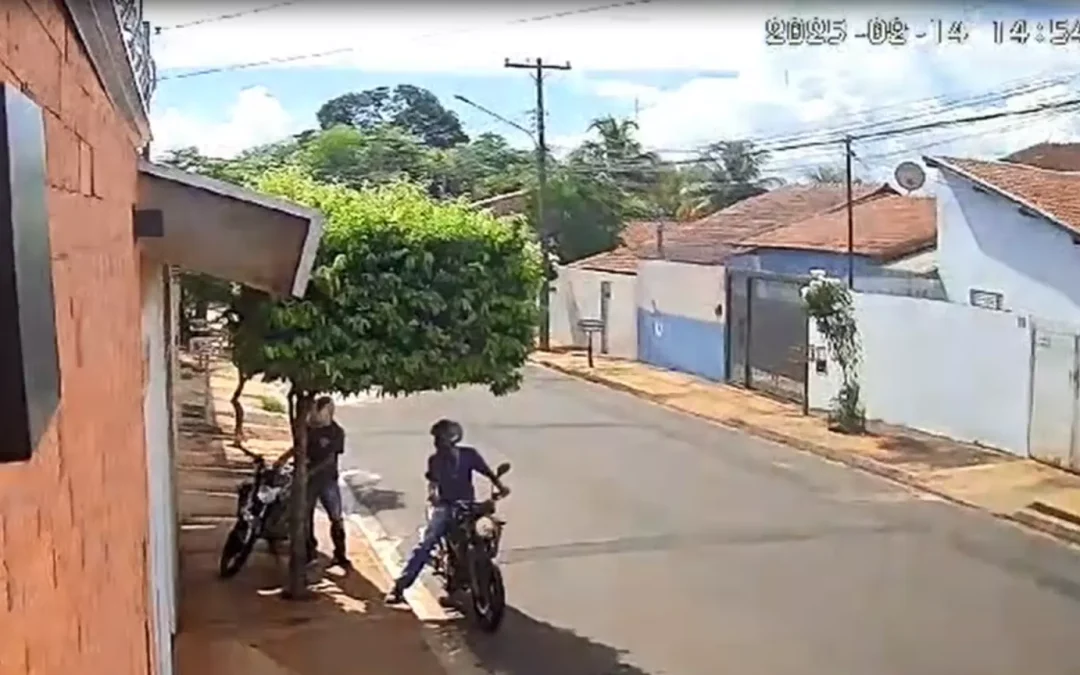 VÍDEO: Em ação de 40 segundos, dupla furta moto em frente à casa no Jardim Leblon