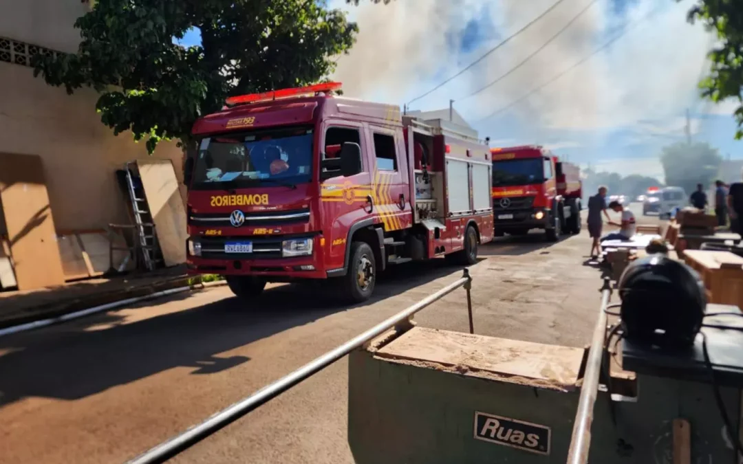 Curto-circuito provoca incêndio em marcenaria e mobiliza bombeiros em Campo Grande