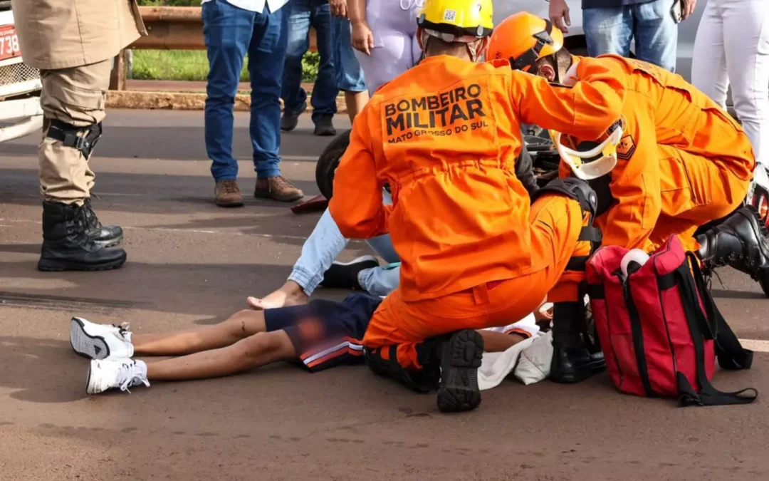Mãe e criança vão parar embaixo de caminhão após moto bater em carro na Duque de Caxias em Campo Grande.