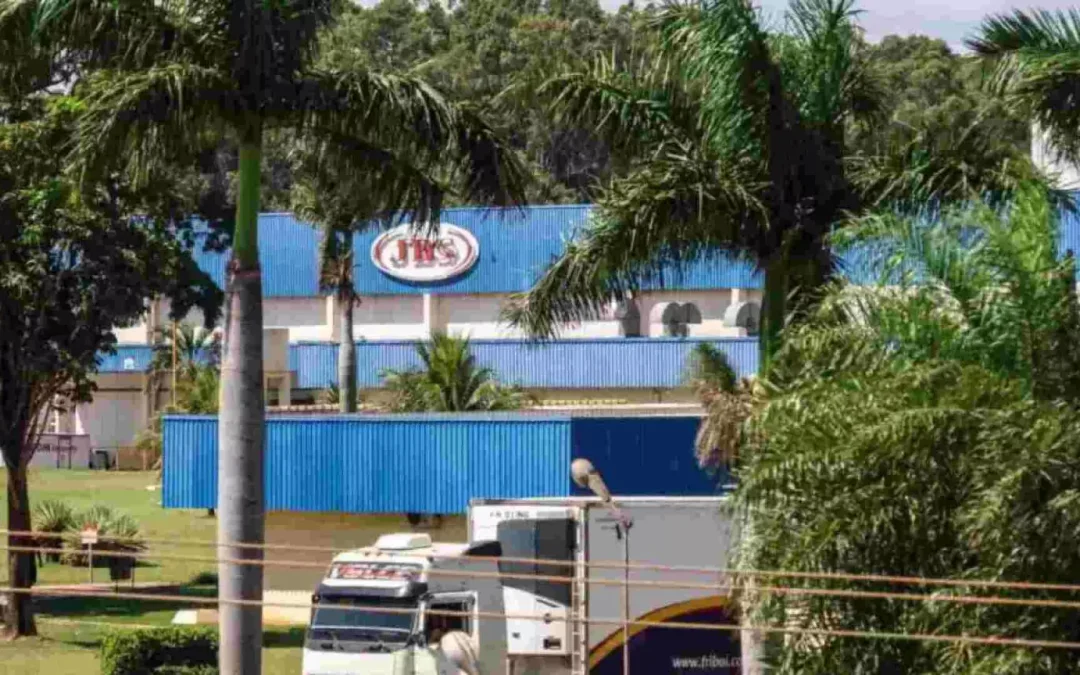 Trancada em casa, enjoo e dores de cabeça: Família reforça descaso do MPMS sobre fedor da JBS