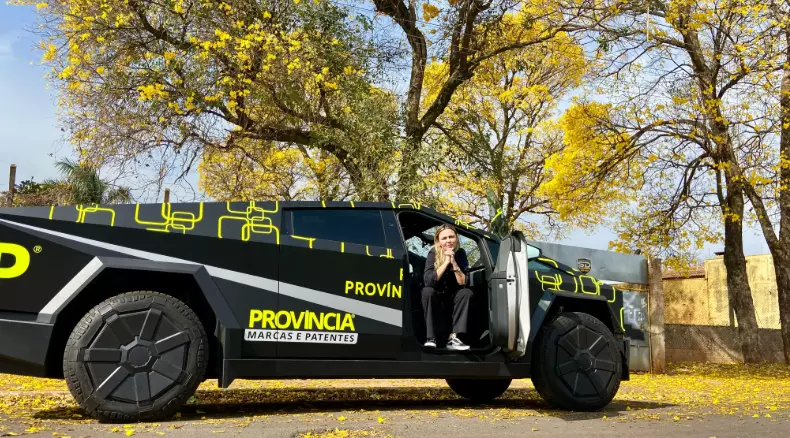 Cybertruck da firma: carro de R$ 1,5 milhão é entregue a funcionária e vira atração na cidade