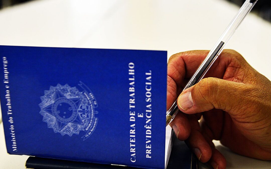 Desemprego recua para 5,6%, a menor taxa desde 2012, mostra IBGE