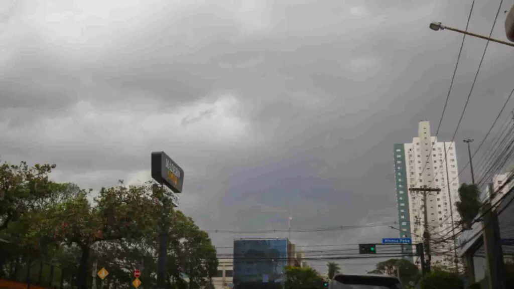 Veio aí: Trazendo frente fria, chuva cai em pontos isolados de Campo Grande