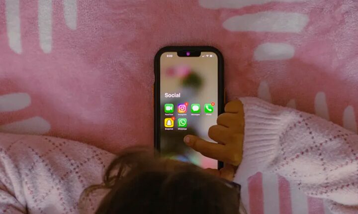 Tempo excessivo nas redes sociais amplia riscos em adolescentes