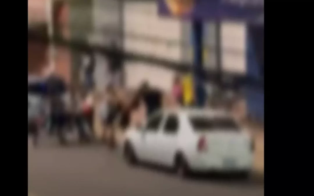 Briga generalizada na Júlio de Castilho começou com empurrão e acabou com feridos a facadas