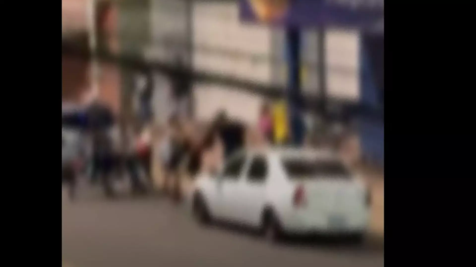 Briga generalizada na Júlio de Castilho começou com empurrão e acabou com feridos a facadas