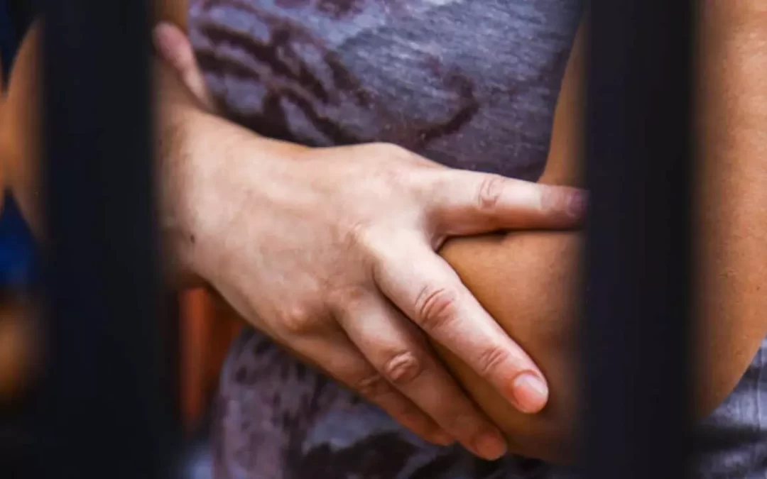 Mulher acorda com patrão em seu quarto e homem é ferido com golpe de foice na cabeça