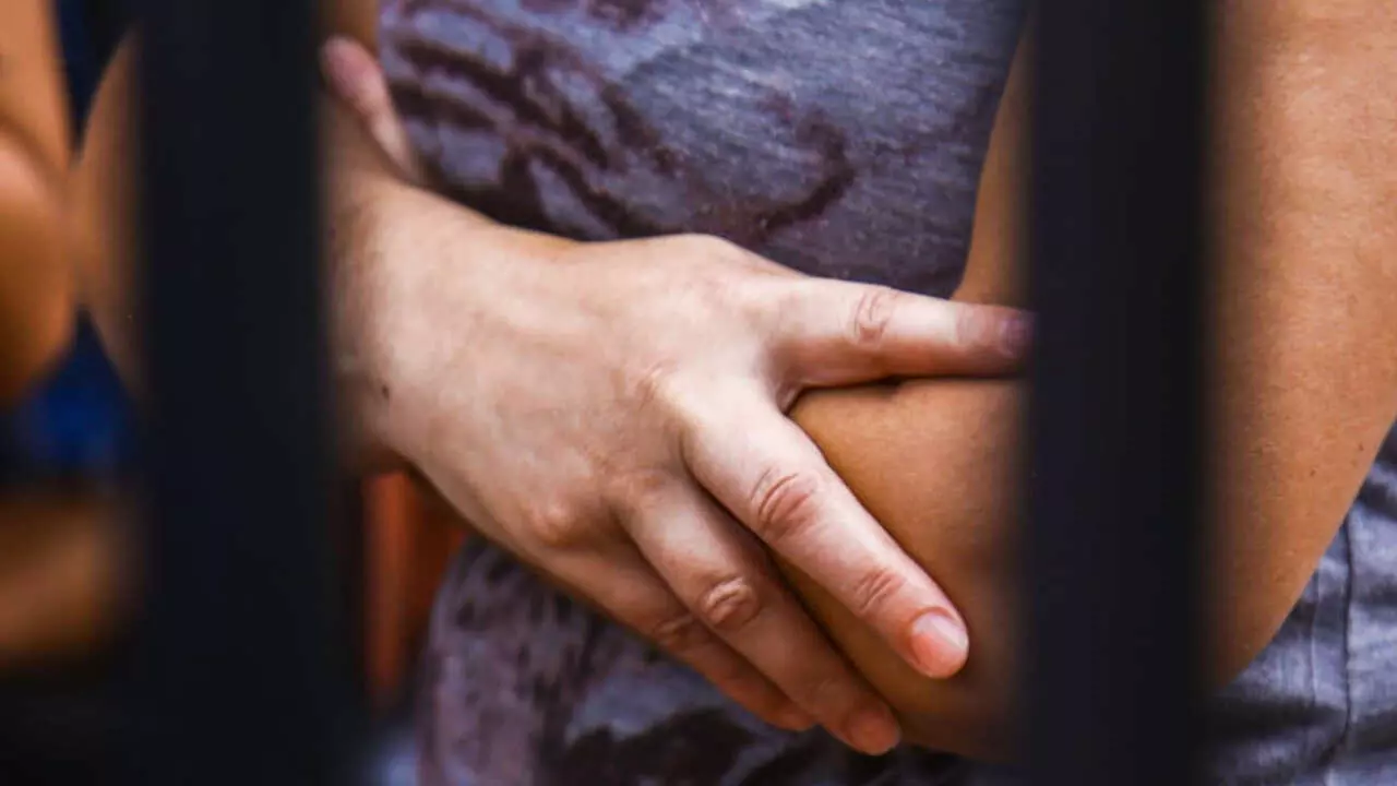 Mulher acorda com patrão em seu quarto e homem é ferido com golpe de foice na cabeça