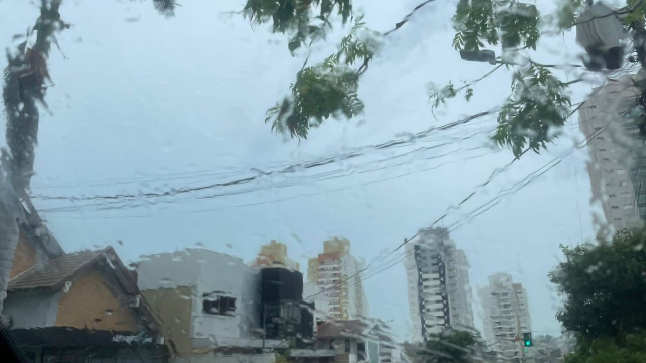Campo Grande tem 93 mm de chuva acumulada e segue em alerta para ventos que podem chegar a 100 km/h