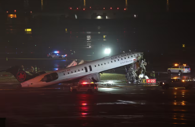 Avio colide com caminho dos bombeiros em aeroporto de NY