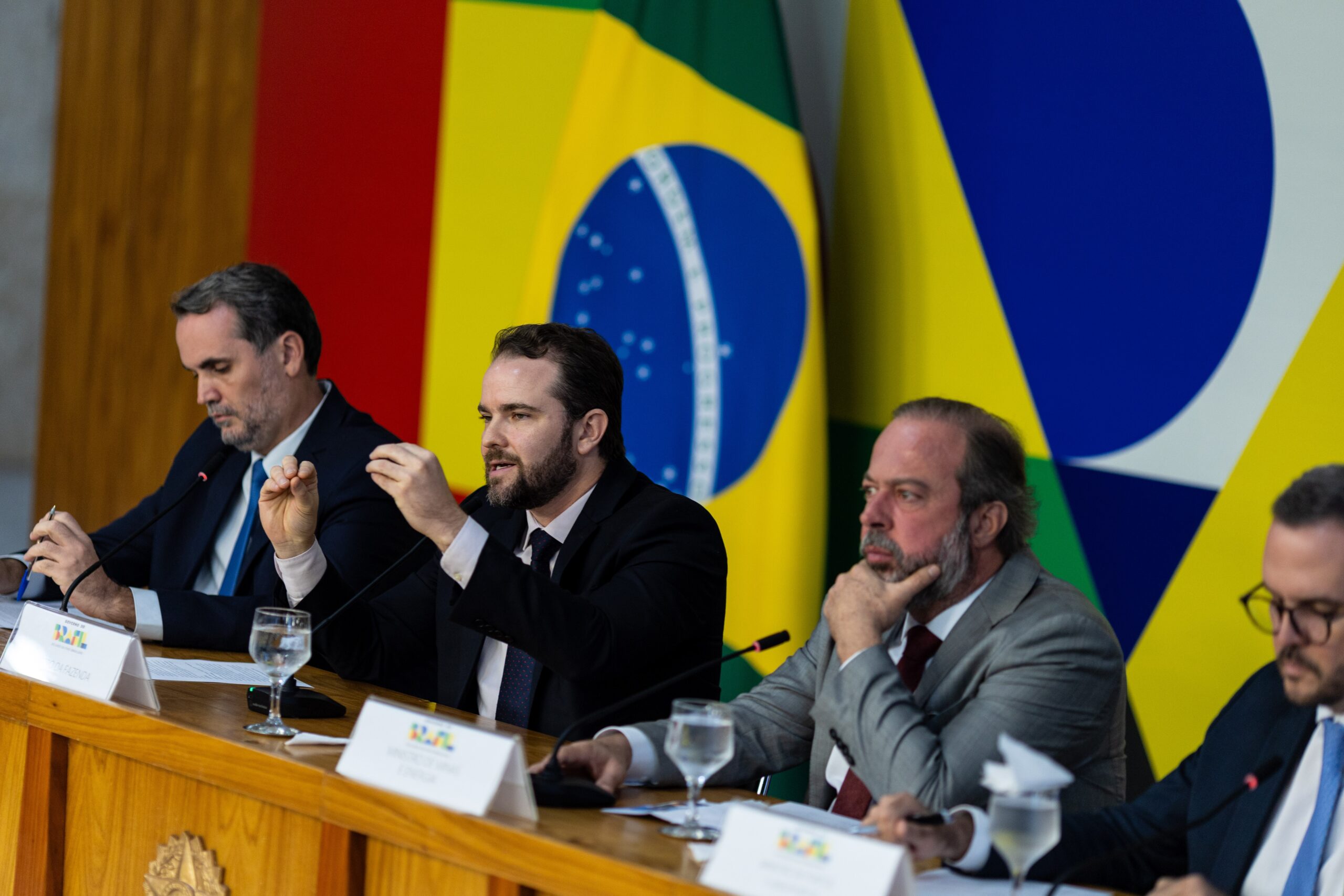 Governo publica MP e decretos com novas medidas para conter alta dos combustveis